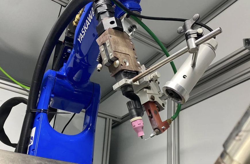 YASKAWA: Muffenschweißen für High-Tech-Gasflaschen - Handling- und Schweißroboter Arm in Arm